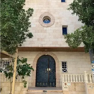 دار ورد قريب للحرم شقة